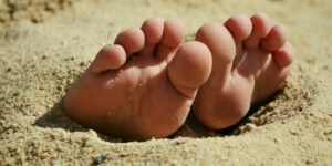 piedi in spiaggia